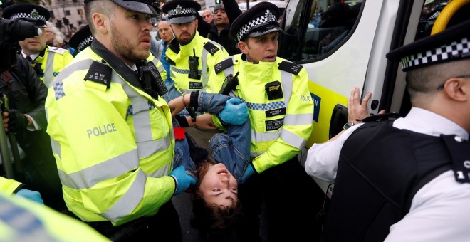 07/10/2019 - Un manifestante es detenido durante la protesta por el clima en Trafalgar Square, Londres. REUTERS / Peter Nicholls