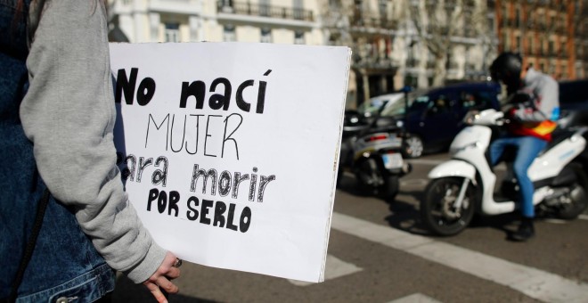 08/03/2019 - 'Yo nací mujer para morir para serlo', reza el cartel que porta una mujer durante la manifestación feminista en Madrid con motivo del 8-M./ EUROPA PRESS (Eduardo Parra)