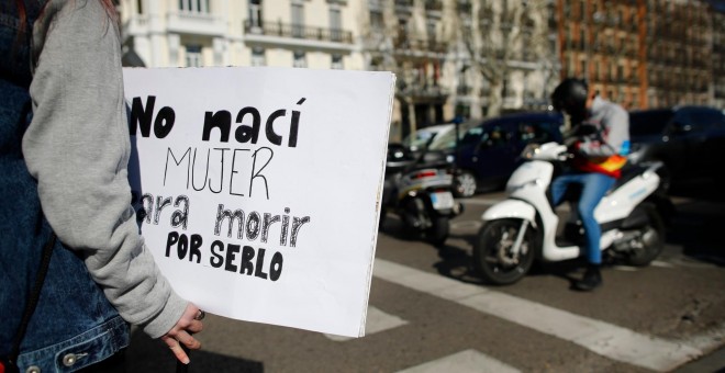 08/03/2019 - 'Yo nací mujer para morir para serlo', reza el cartel que porta una mujer durante la manifestación feminista en Madrid con motivo del 8-M./ EUROPA PRESS (Eduardo Parra)