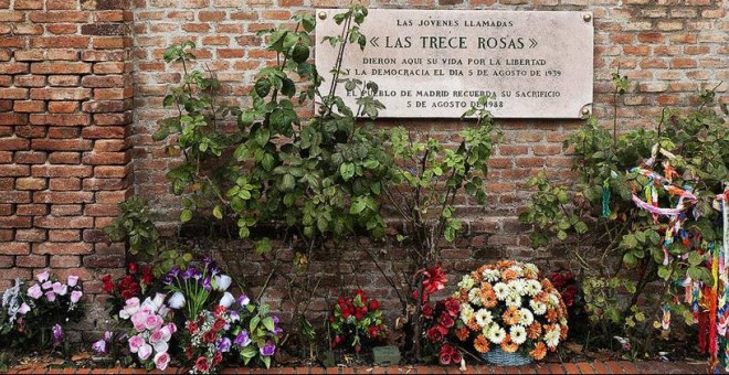 Placa en recuerdo de las Trece Rosas en el lugar donde fueron fusiladas en el cementerio de Madrid. / EFE