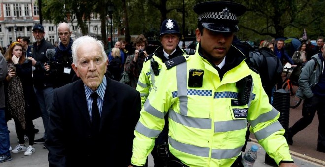 07/10/2019 - Phil Kingston, de 83 años, es detenido durante la protesta de 'Extinction Rebellion' en Londres. / REUTERS - Henry Nicholls
