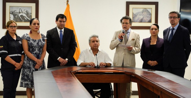 Las autoridades de los diferentes poderes del Estado ecuatoriano acompañaron este martes al presidente, Lenín Moreno. REUTERS/Santiago Arcos