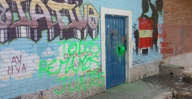 Pintadas amenazantes en el local de Hortaleza Boxig Crew tras agresión a dos menores migrantes en el barrio.- HBC