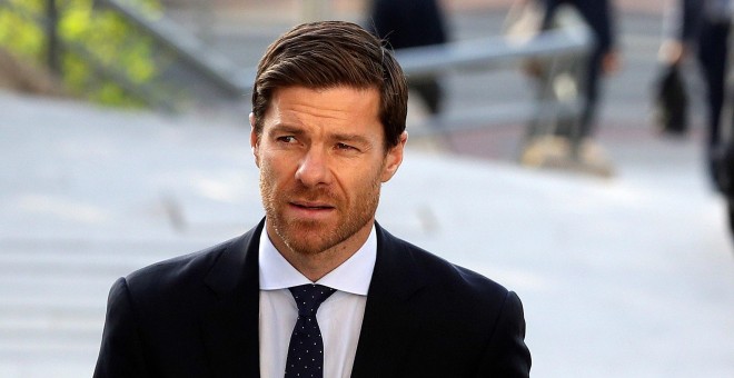 09/10/2019.- El exfutbolista español Xabi Alonso llega a la Audiencia Provincial de Madrid (España), este miércoles, para asistir a la sesión de su juicio por supuesto fraude fiscal en los ejercicios 2010, 2011 y 2012. EFE/J.J. Guillen