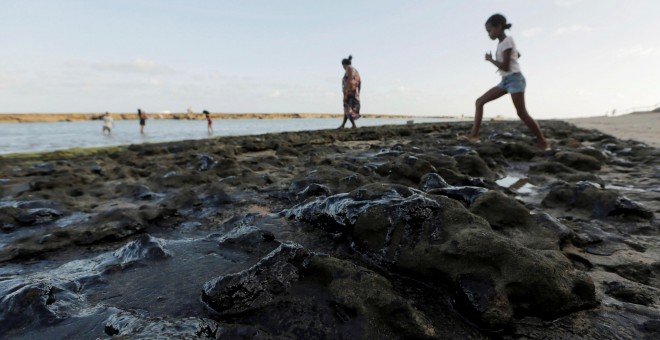 La arena lucía negra estos días en playas como esta en Couripe, en el estado de Alagoas. / Reuters
