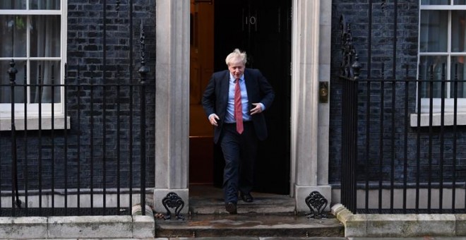 El primer ministro britanico, Boris Johnson, en la entrada del número 10 de Downing Street, en Londres. EFE/EPA/NEIL HALL