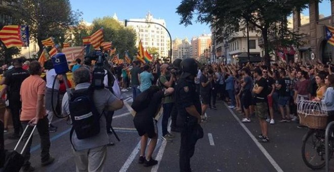 Momentos de tensión entre participantes en las diferentes manifestaciones del 9 d'Octubre. - EUROPA PRESS