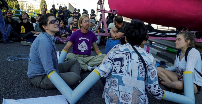Unos 300 activistas por el clima han ocupado este lunes el paso elevado en la zona de Nuevos Ministerios en Madrid