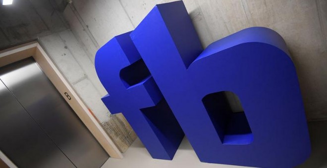 Un logo de Facebook en su sede en Londres. REUTERS/Toby Melville