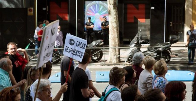 Cientos de personas participan en una manifestación para denunciar la proliferación de las casas de juego y apuestas. - EFE