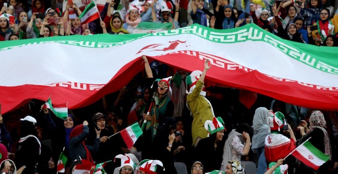 10/10/2019 - Las fanáticas iraníes asisten al partido clasificatorio de la Copa Mundial de la FIFA de Irán - Camboya por primera vez en el estadio Azadi en Teherán (Irán).