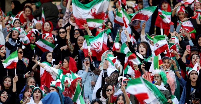 10/10/2019 - Las fanáticas iraníes asisten al partido clasificatorio de la Copa Mundial de la FIFA de Irán - Camboya por primera vez en el estadio Azadi en Teherán (Irán).