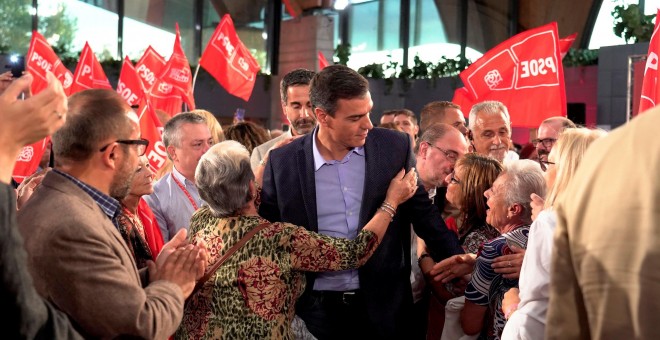 El presidente del Gobierno en funciones, Pedro Sánchez (c), interviene en un acto de precampaña electoral celebrado en Teruel. EFE/ Antonio García
