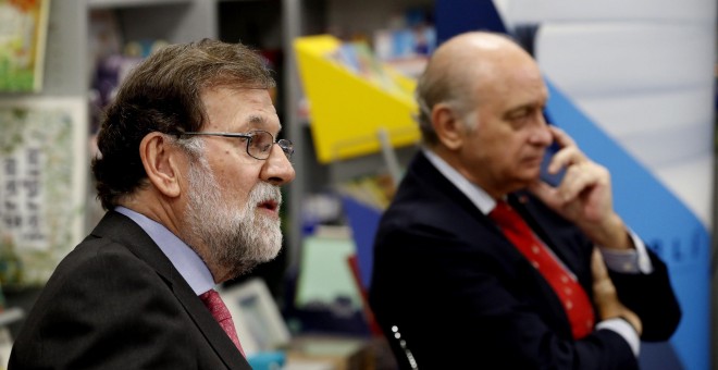 10/10/2019.- El expresidente del gobierno Mariano Rajoy (i) participa en la presentación del libro del exministro del Interior Jorge Fernández Díaz (d). / EFE - JAVIER LIZÓN