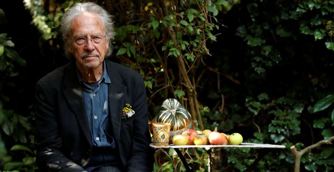 11/10/2019 - Peter Hanke, ganador del Premio Nobel de Literatura 2020 posando en su casa de Chaville (Francia). /REUTERS - Christian Hartmann