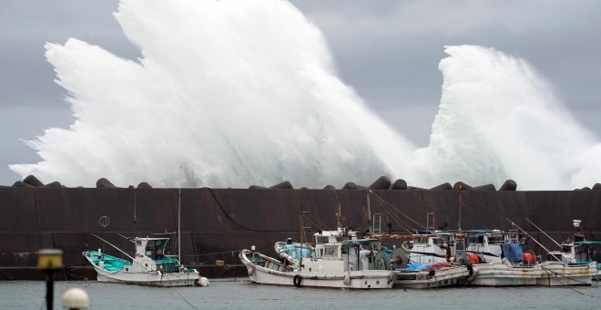 Olas rompen en el puerto en la ciudad de Kiho. EFE/FRANCK ROBICHON