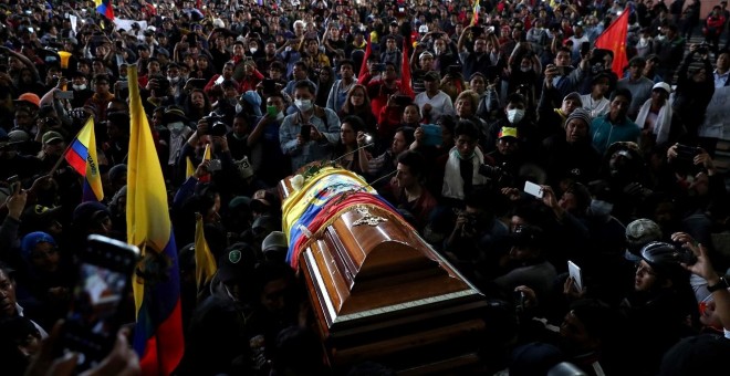 10/10/2019 -Manifestantes llevan el ataúd de un dirigente indígena que ha muerto en las protestas de Ecuador por las cargas policiales. / REUTERS - IVÁN ALVARADO