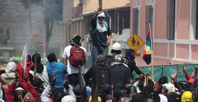 Manifestantes participan en una nueva jornada de protestas en Quito este viernes. EFE/ José Jacome