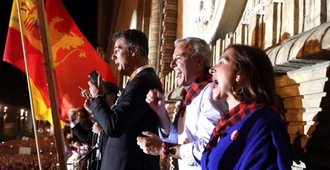 El alcalde de Zaragoza, Jorge Azcón; la vicealcaldesa de la ciudad, Sara Fernández, y los pregoneros de las fiestas del Pilar, el grupo de canto a Capella B vocal, en el balcón del ayuntamiento durante el pregón de inicio de fiestas. EFE/Javier Cebollada