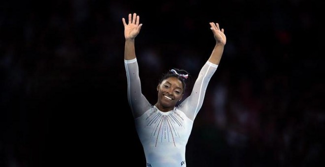 Simone Biles tras su ejercicio en el Mundial de Gimnasia. EFE/EPA/DANIEL KOPATSCH