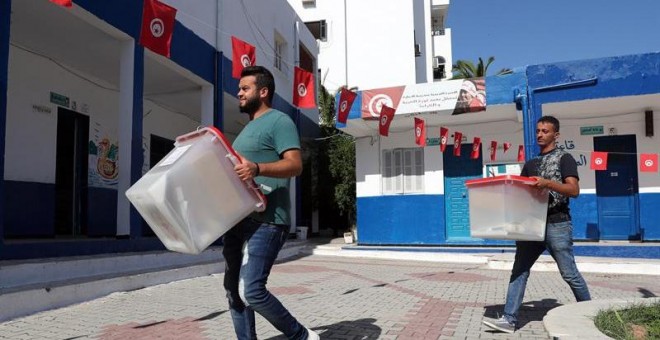 Preparación de la jornada electoral en Túnez. EFE/EPA/MOHAMED MESSARA