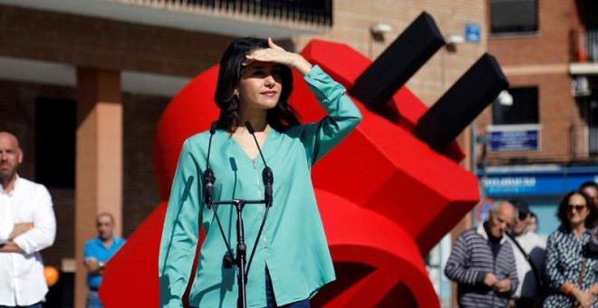 La portavoz de Ciudadanos en el Congreso de los Diputados, Inés Arrimadas, durante un acto este domingo en la Plaza de Ayuntamiento de Móstoles.- EFE/David Fernández