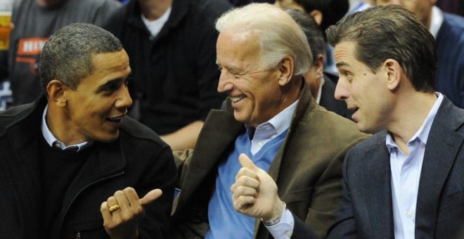 El expresidente Obama, junto a su vicepresidente Joe Biden, y su hijo, Hunter Biden. (EFE)