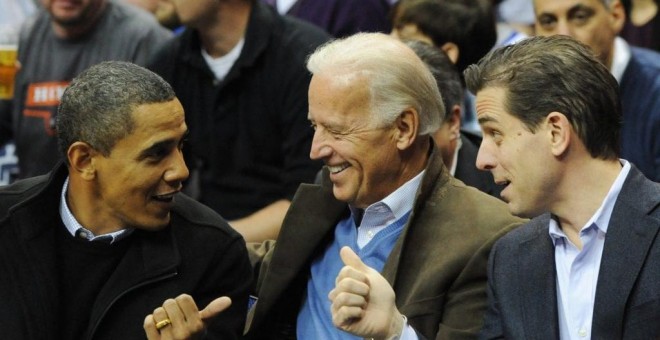 El expresidente Obama, junto a su vicepresidente Joe Biden, y su hijo, Hunter Biden. (EFE)