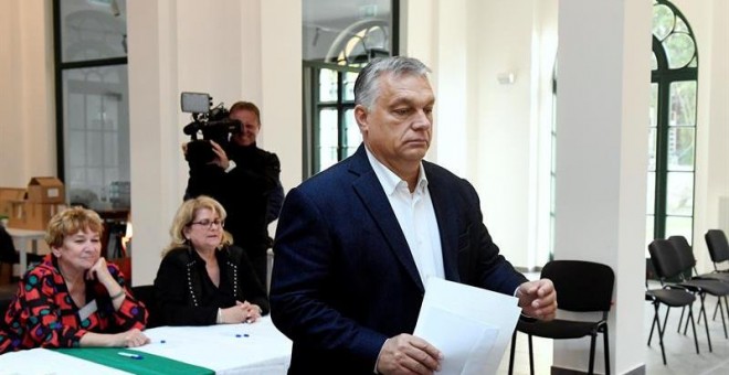 Viktor Orban acude a votar en los comicios municipales. EFE/EPA/Szilard Koszticsak
