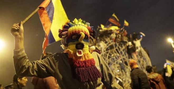 Manifestantes celebran en Quito el acuerdo logrado entre el Gobierno e indígenas que termina con las protestas en el país. EFE/ Bienvenido Velasco