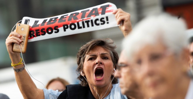 14/10/2019.- Decenas de personas protestan ante la estación de Sants por la sentencia del 'procés' en la que se condena a los líderes independentistas a penas de entre 9 y 13 años por un delito de sedición. EFE/Enric Fontcuberta