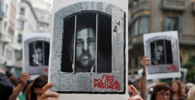 Centenares de personas cortan la céntrica Via Laietana de Barcelona en protesta por la sentencia del 'procés'. - EFE