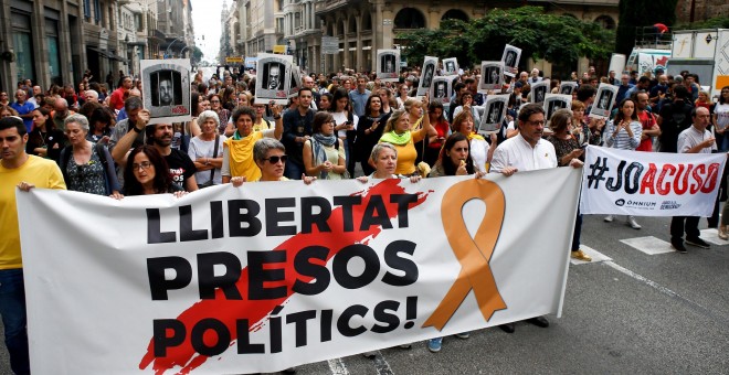 Centenares de personas cortan la céntrica Via Laietana de Barcelona en protesta por la sentencia del procés en la que se condena a los líderes independentistas a penas de entre 9 y 13 años por un delito de sedición. EFE/Quique García