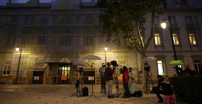Cámaras de televisión apostadas delante de la entrada del Tribunal Supremo, a la espera de la publicación de la sentencia sobre el juicio del 'proces'. REUTERS/Sergio Perez