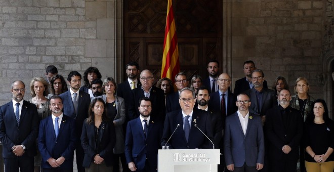 14/10/2019.- El presidente de la Generalitat, Quim Torra, flanqueado por los consellers de su Govern, en una rueda de prensa por la sentencia del 'procés'. / EFE - ANDREU DALMAU