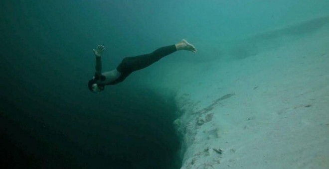 El espectacular salto base a las profundidades del océano