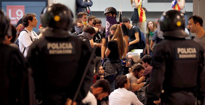 14/10/2019 - Activistas independentistas llaman a paralizar el aeropuerto de El Prat. / EFE - ALEJANDRO GARCÍA