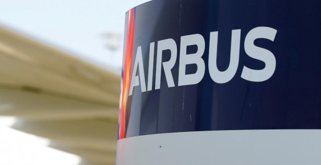 El logo del fabricante eurpeo de aviones Airbus a la entrada de su sede en Colomiers, cerca de Toulouse (Francia). REUTERS/Regis Duvignau