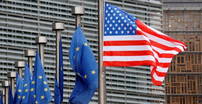 La bandera de EEUU, junto a otras de la UE, en el exterior de la sede de la Comisión Europea, en Bruselas. REUTERS/Francois Lenoir