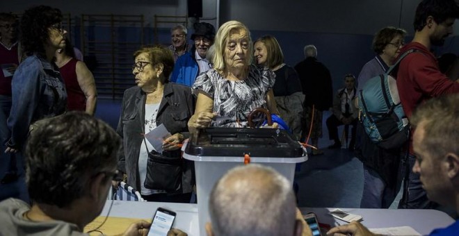 Ciudadanos catalanes votan en un colegio el 1 de octubre de 2017. JAIRO VARGAS