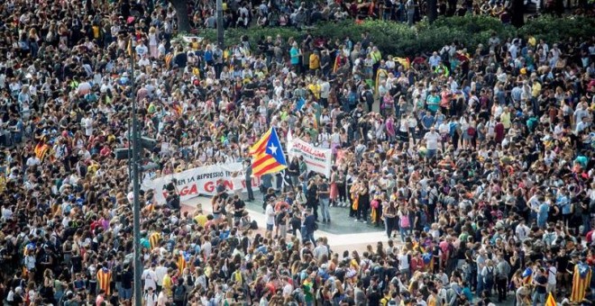14/10/2019.- Miles de personas se concentran en la Plaza de Catalunya de Barcelona en protesta por la sentencia del procés. EFE/Marta Pérez