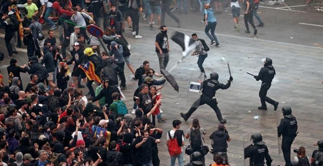 14/10/2019.- Mossos d'Esquadra cargan contra las miles de personas se agolpan ante el Aeropuerto del Prat después de que la plataforma Tsunami Democràtic haya llamado a paralizar la actividad del aeropuerto, en protesta por la condena a los líderes del 'p