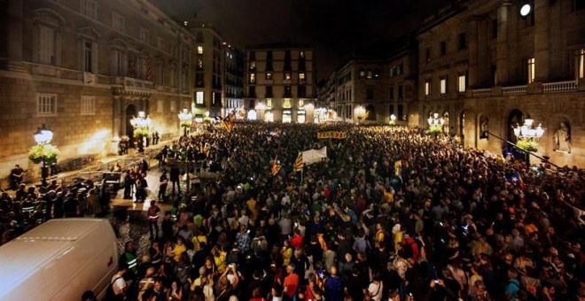 Miles de personas se concentran en la Plaza de Sant Jaume de Barcelona en protesta por la sentencia del procés. /EFE