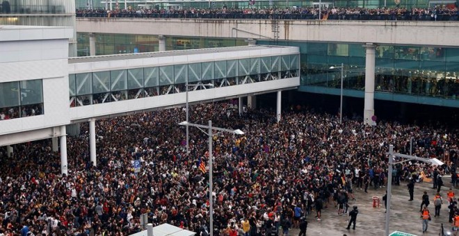 Miles de personas se agolpan ante el Aeropuerto del Prat después de que la plataforma Tsunami Democràtic haya llamado a paralizar la actividad del aeropuerto, en protesta por la condena a los líderes del 'procés'. EFE/Quique García