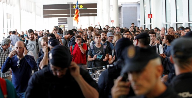 Los billetes de avión repartidos entre los manifestantes en El Prat tenían apariencia real, pero eran falsos. / EFE