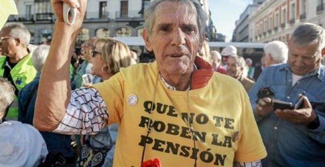 Un activista porta una camiseta con el mensaje: 'Que no te roben la pensión'. | Ricardo Rubio / Europa Press