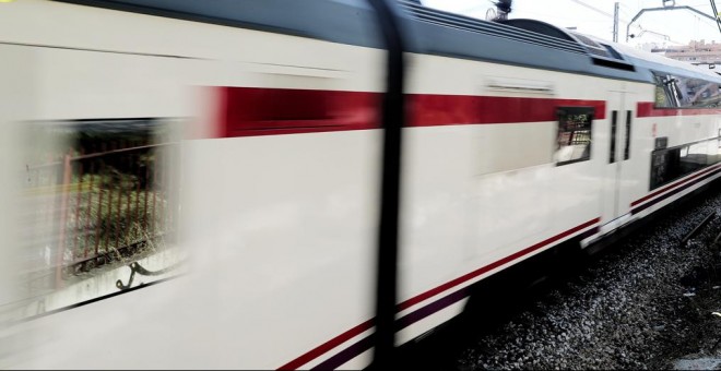 Un tren del servicio de Cercanias Renfe en una las vias de una estación. E.P./Eduardo Parra