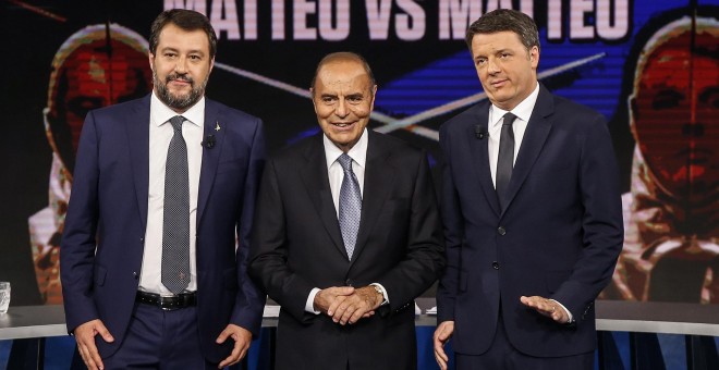 El exministro del Interior y líder de la Liga, Matteo Salvini (i), y el ex primer ministro italiano y líder de Italia Viva, Matteo Renzi (d), acuden al plató del programa televisivo 'Porta a porta', dirigido por el periodista italiano Bruno Vespa (c), es