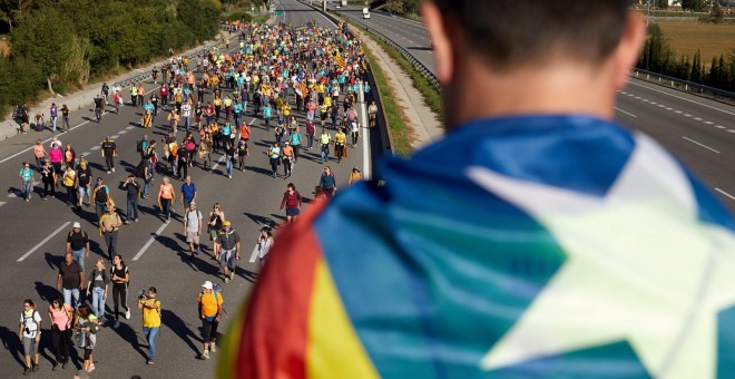 16/10/2019.- Independentistas caminan por la AP-7 durante el recorrido desde Girona de una de las 'marchas por la libertad'. / EFE