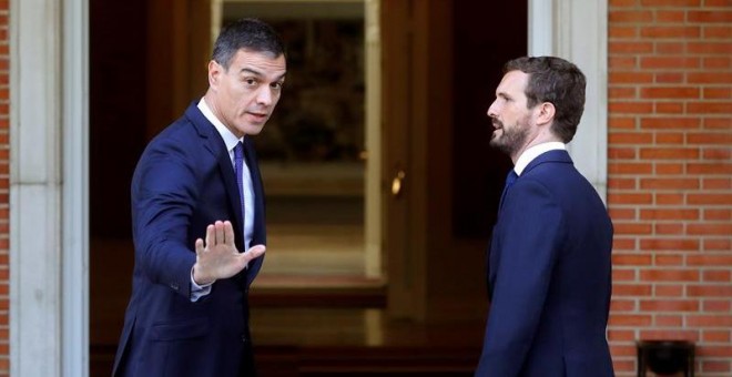 El presidente del Gobierno en funciones, Pedro Sánchez (i), y el líder del PP, Pablo Casado, momentos antes de la reunión que han mantenido este miércoles en Moncloa para analizar la escalada de violencia en Cataluña tras la sentencia del 'procés'. EFE/Ju